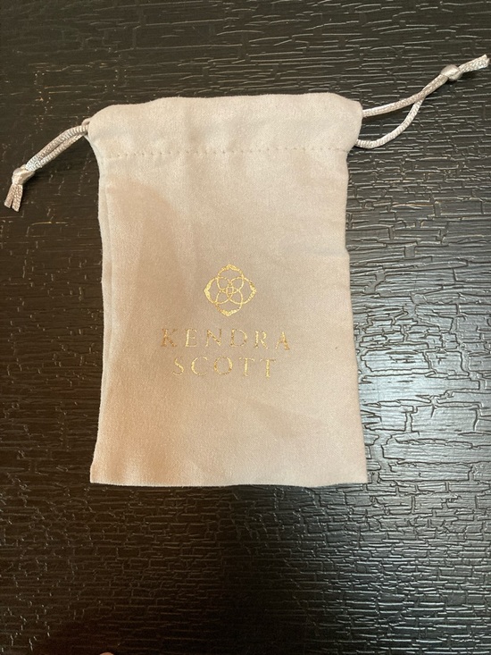 Kendra Scott Elisa Gold Pendant Necklace - Picture 8 of 8